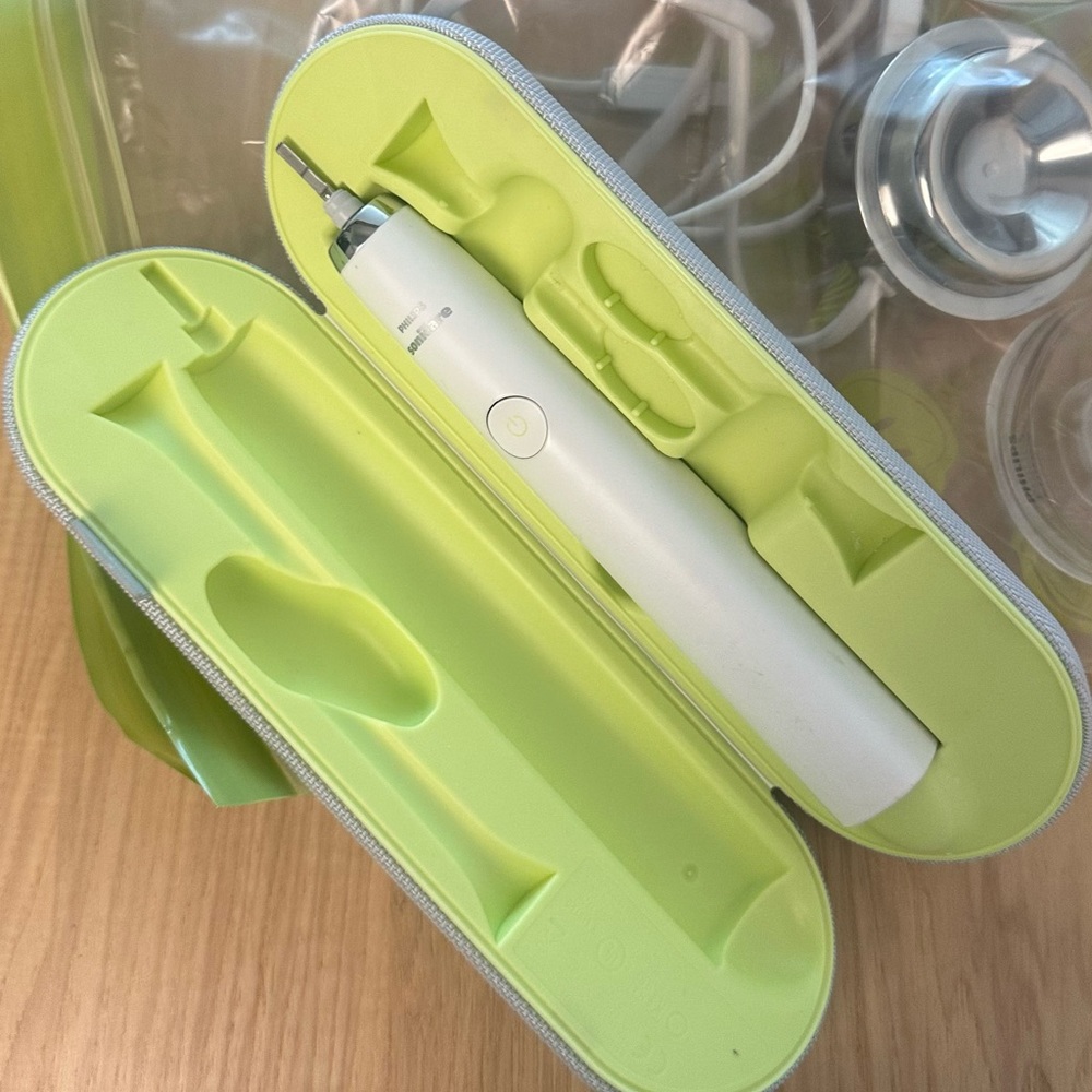 Philips Sonicare Diamond Clean electric toothbrush with travel case + charger